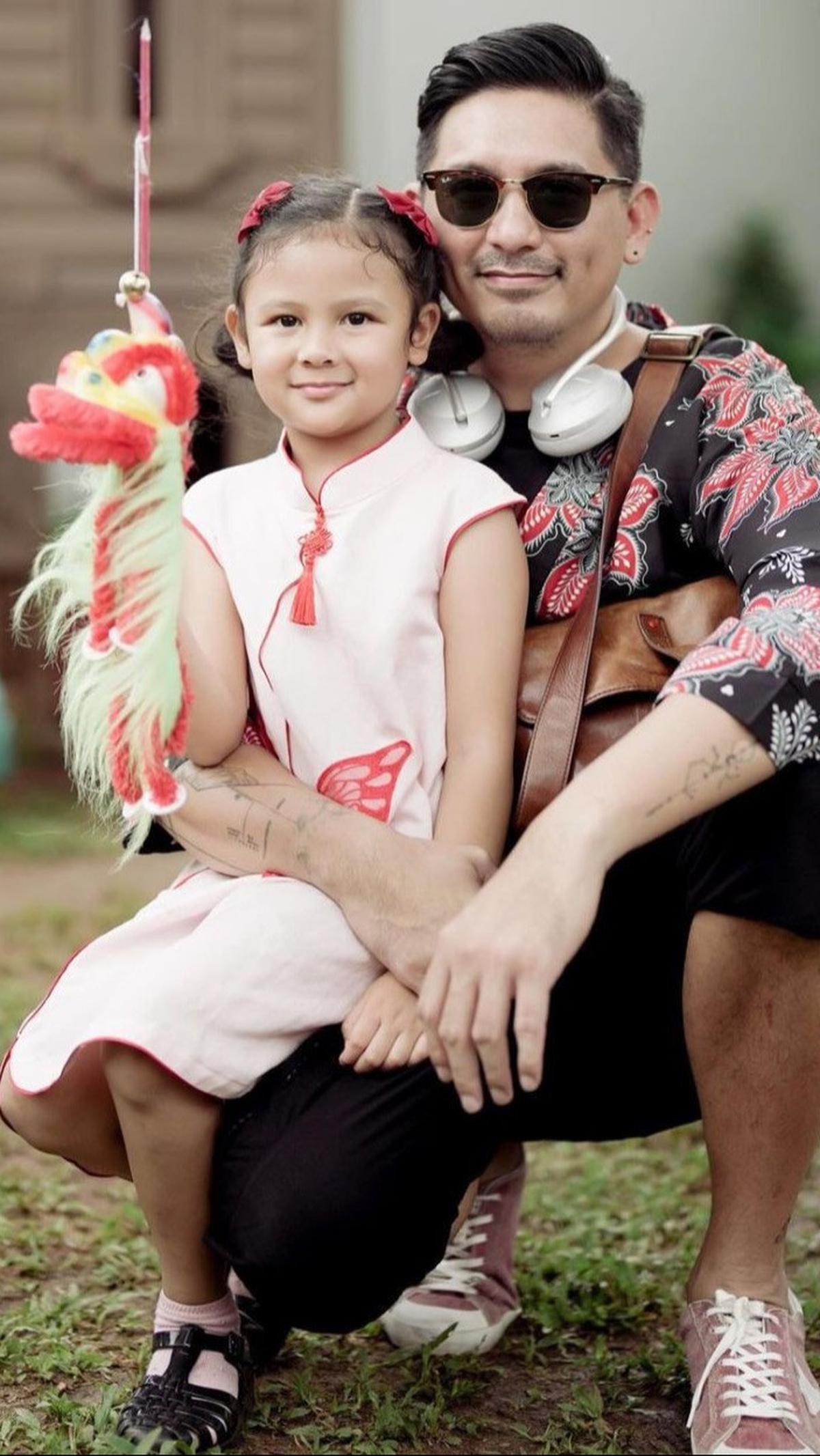 Melalui akun Instagram pribadi, Sharena Delon membagikan momen perayaan Imlek di keluarga kecilnya. Tampak sang putri menggunakan busana khas Imlek dengan warna putih dan merah.