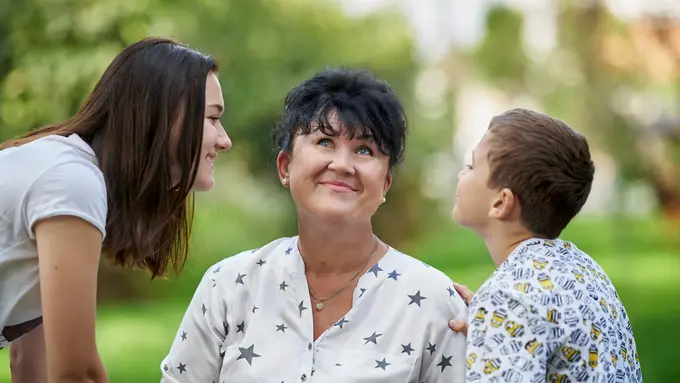 Contoh ilustrasi orangtua dengan anak yang miliki parenting yang tepat