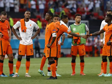 Para pemain timnas Belanda usai pertandingan babak 16 besar Euro 2020 antara Belanda dan Republik Ceko di Puskas Arena, Minggu (27/6/2021). Belanda yang terpaksa bermain dengan 10 pemain setelah turun minum secara mengejutkan disingkirkan Ceko usai kalah 0-2. (Bernadet Szabo/Pool via AP)