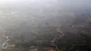 Foto udara pemandangan wilayah Kalimantan Timur yang masih diselimuti kabut asap, Selasa (27/1). Kepala Bidang Informasi BMKG, Tirto Djatmiko mengatakan, titik api saat ini di wilayah Kalimantan relatif berkurang. (Liputan6.com/Immanuel Antonius)