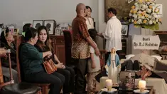Jenazah mantan Menteri Tenaga Kerja era Presiden Soeharto, Cosmas Batubara disemayamkan di Jalan Cidurian Nomor 3, Cikini, Jakarta, Kamis (8/8/2019). Cosmas Batubara meninggal dunia pada Kamis, 8 Agustus 2019 pukul 03.27 WIB. (Liputan6.com/Faizal Fanani)