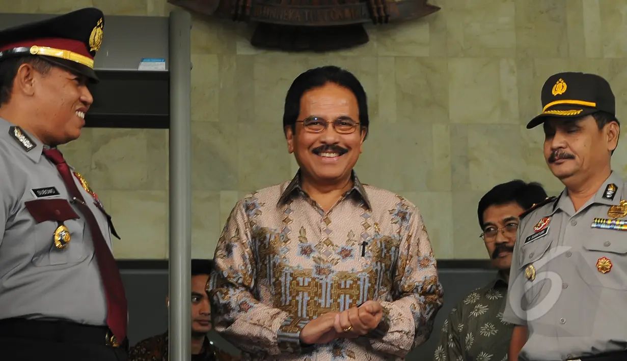 Menko Perekonomian Sofyan Djalil (tengah) usai Rapat Koordinasi dengan pimpinan KPK, di Gedung KPK, Jakarta, Kamis (19/3/2015).  Rapat Koordinasi tersebut untuk membahas perdagangan harga gula di Indonesia. (Liputan6.com/Herman Zakharia)