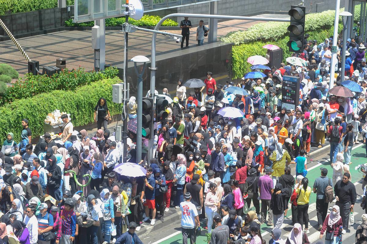 Warga serbu stand UMKM yang ramaikan pesta rakyat Prabowo-Gibran