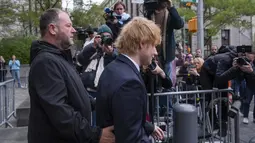 Ed Sheeran tiba di Pengadilan Federal Manhattan dengan diam dan kepala tertunduk, melintasi kerumunan kamera dan wartawan yang berada di luar. (AP Photo/Brittainy Newman)