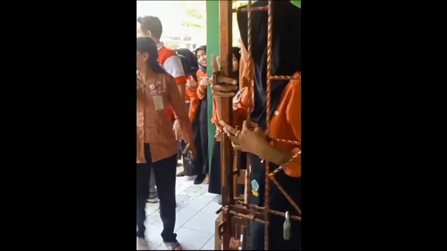 Viral Petugas Damkar Beraksi Bantu Jari Tangan Murid yang Tersangkut di Pintu