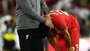 Pelatih Liverpool, Jurgen Klopp memberi semangat gelandang Emre Can usai pertandingan melawan Sevilla pada final liga Europa di Basel, Swiss (19/5). Liverpool kalah dari Sevilla dengan skor memalukan 3-1. (REUTERS /Dylan Martinez)