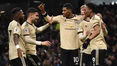 Pemain Manchester United, Anthony Martial (kanan) merayakan golnya ke gawang Burnley bersama rekan-rekannya pada pertandingan Liga Inggris di Turf Moor, Burnley, Inggris, Sabtu (28/12/2019). MU menang 2-0 dan melonjak ke posisi lima klasemen. (Oli SCARFF/AFP)