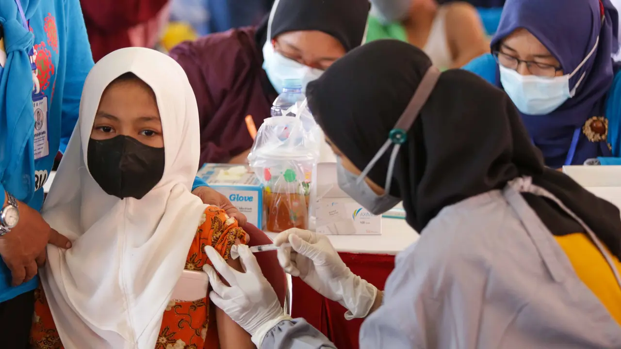 serbuan vaksinasi merdeka di Lapangan Thor, Jalan Padmosusastro, Surabaya, Jumat (15/10/2021). (Dian Kurniawan/Liputan6.com)