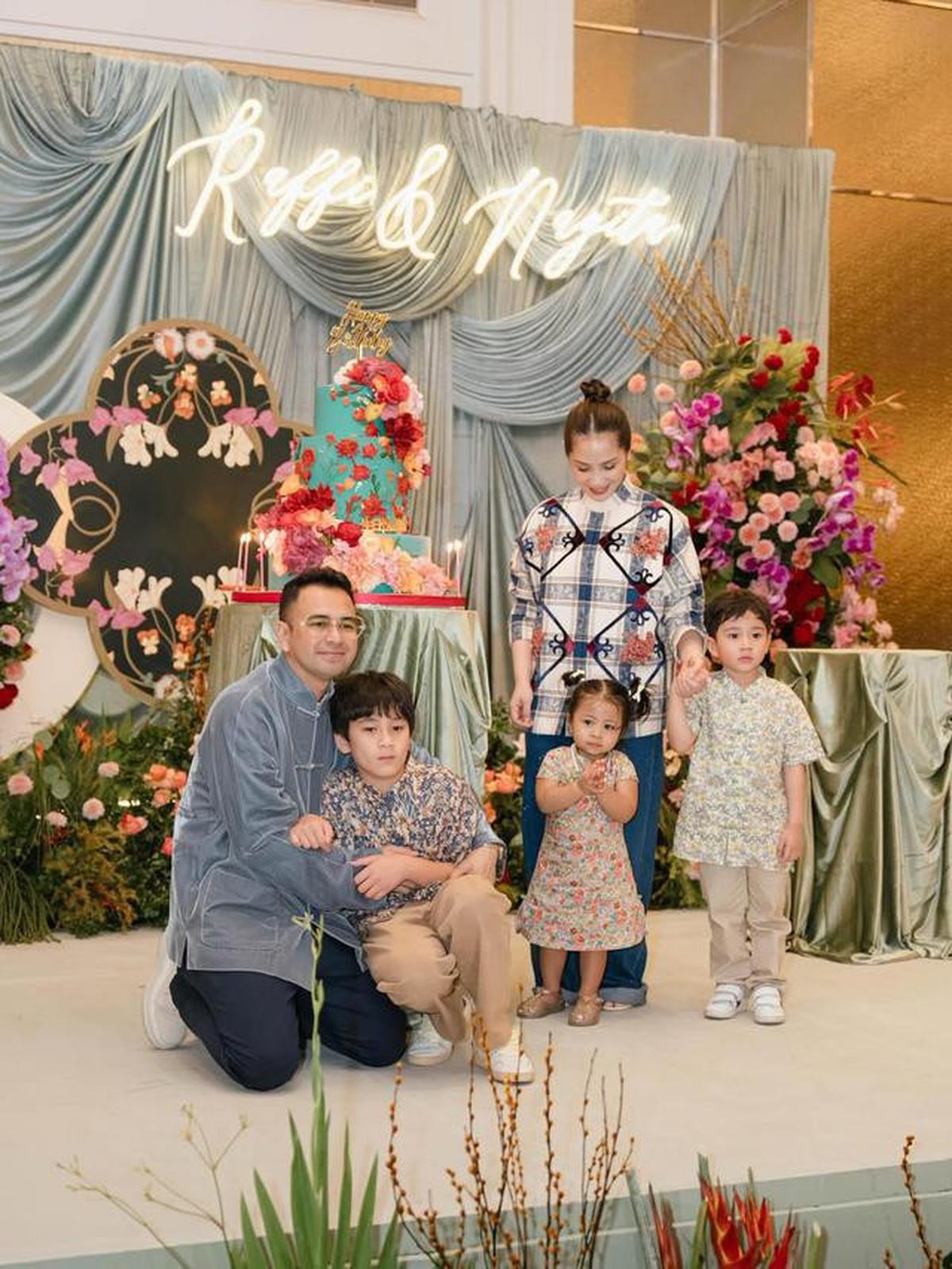 Potret Dekorasi Panggung Acara Ultah Raffi-Nagita yang Elegan dan Artistik