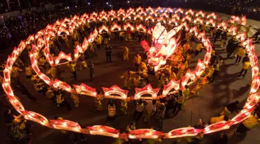 Warga menggunakan lentera melakukan pertunjukkan tarian naga selama festival lentera China di Yunhe di provinsi timur China Zhejiang (1/3). Festival ini jatuh pada 2 Maret, yang menandai berakhirnya perayaan untuk periode Tahun Baru Imlek. (AFP Photo)