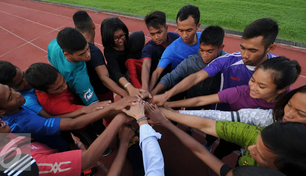 Official serta atlet atletik melakukan tos usai mengadakan pertemuan jelang laga Singapore Open 2016 di Stadion Madya Senayan, Jakarta, Senin (25/4/2016). Tim atletik akan berlaga di Singapore Open, 28 April mendatang. (Liputan6.com/Helmi Fithriansyah)