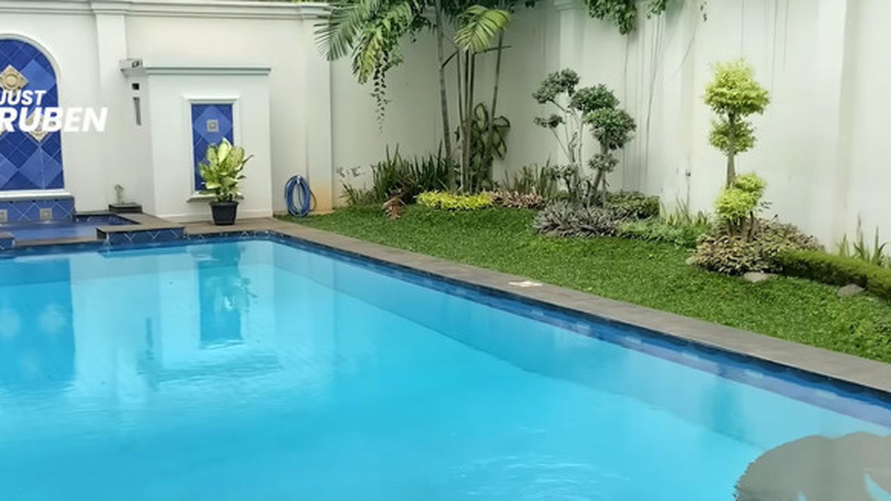 Model Taman di Rumah Ruben Onsu, Asri dengan Kolam Renang Biru