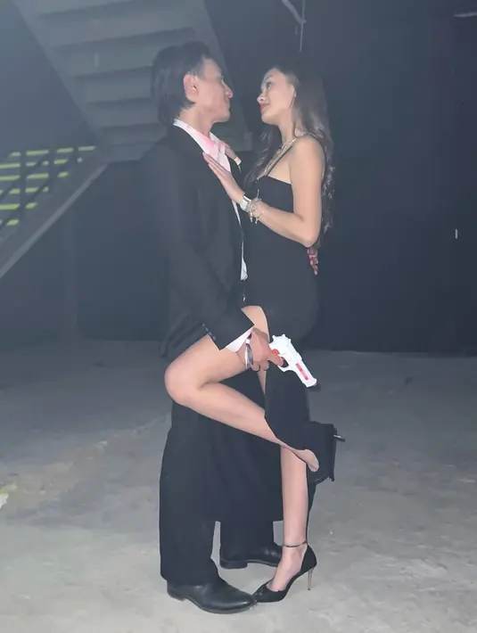 Sebagai aktor dan aktris yang sudah banya bermain peran, pemotretan sederhana keduanya saat menikmati momen Halloween ini terasa berbeda. Aura kompak dan mesra keduanya pun sampai membuat banyak netizen merasakan chemistry dari keduanya. (Liputan6.com/IG/@jefrinichol)