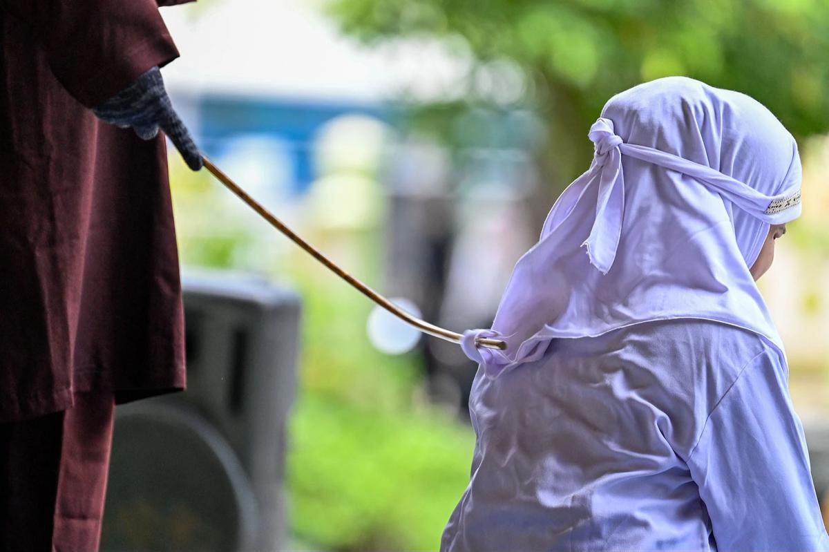 FOTO: Enam Pelanggar Qanun Jalani Hukuman Cambuk di Banda Aceh