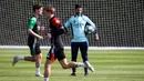 Latihan ini bagian persiapan Arsenal menghadapi Paris Saint Germain (PSG) pada pertandingan leg pertama semifinal Liga Champions 2024/2025. (Adrian DENNIS/AFP)