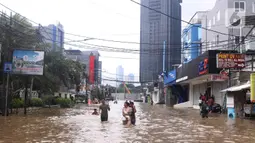Suasana banjir yang merendam kawasan Benhil, Jakarta, Selasa (25/2/2020). Hujan yang mengguyur wilayah tersebut membuat air sungai meluap sehingga menyebabkan Banjir setinggi pinggang orang dewasa. (Liputan6.com/Angga Yuniar)