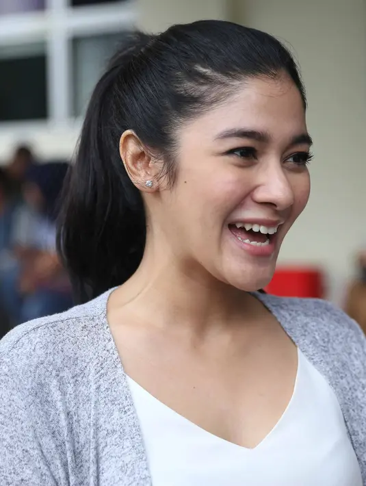 Jumat (3/3), Gading Marten dan istri, Gisel serta Naysila Mirdad juga turut memberikan dukungan pada Jupe. Berdasarkan penututan Nay perempuan itu biasa disapa, banyak teman yang datang itu merupakan obat paling ampuh. (Nurwahyunan/Bintang.com)