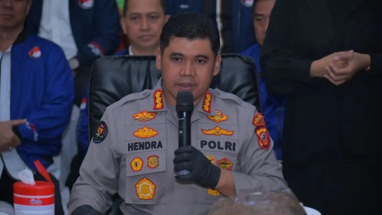 Kabid Humas Polda Jabar Kombes Pol Hendra Rochmawan saat memberikan keterangan di Kota Bandung, Jawa Barat.
