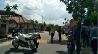 Personel Kepolisian Resor Kota pekanbaru mengepung kawanan perampok yang menyatroni sebuah rumah di Jalan Rawa Mangun, Pekanbaru, Kamis, 12 Juli 2018. (Riauonline.co.id)