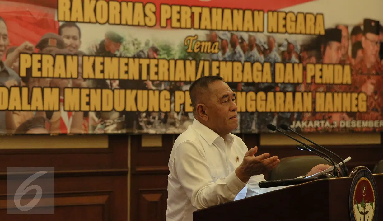 Menteri Pertahanan Ryamizard Ryacudu ketika memberikan sambutan dalam Rakornas Pertahanan Negara di Jakarta, Kamis (3/12). Rakornas tersebut bertema Peran Kementerian/Lembaga dan Pemda dalam mendukung Penyelenggaraan Hanneg. (Liputan6.com/Faizal Fanani)