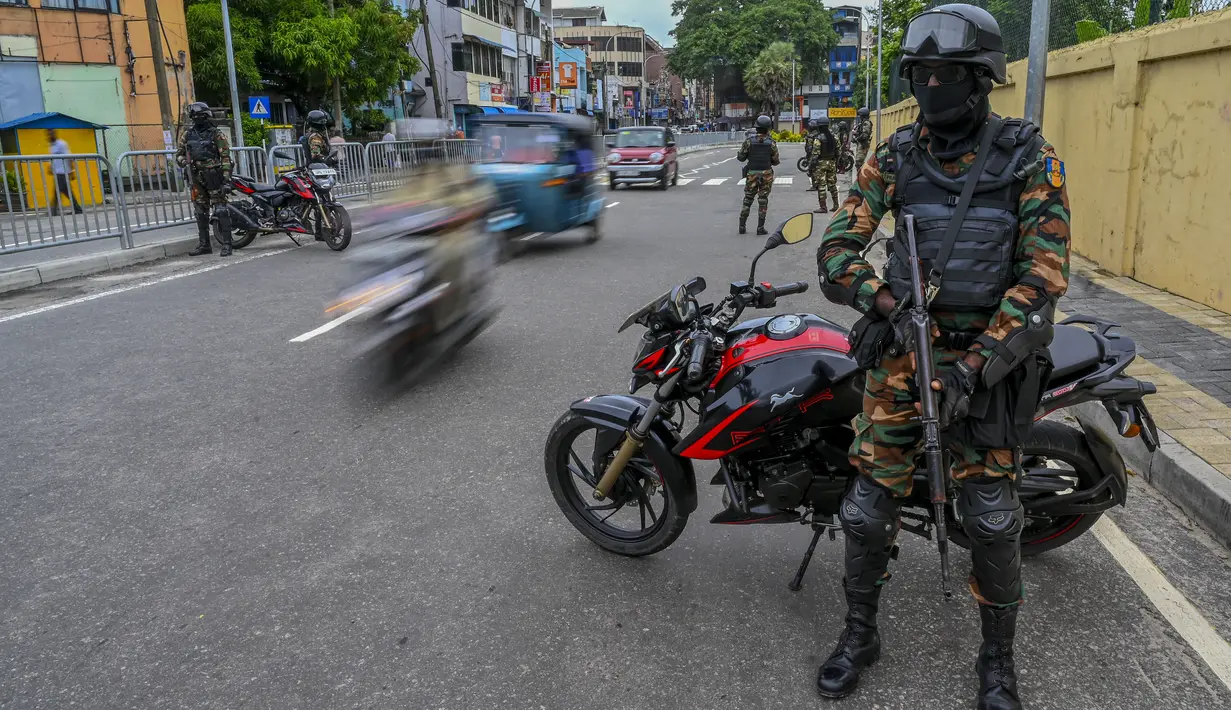 Tentara Sri Lanka berjaga-jaga di pos pemeriksaan saat negara itu bersiap untuk lockdown di Kolombo, Selasa (25/5/2021). Sri Lanka bersiap menerapkan lockdown ketat selama dua minggu untuk menekan penyebaran corona Covid-19. (ISHARA S. KODIKARA / AFP)