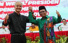 Ganjar Semringah jelang Pengundian Nomor Capres-Cawapres, Mahfud MD Acungkan Jari Telunjuk