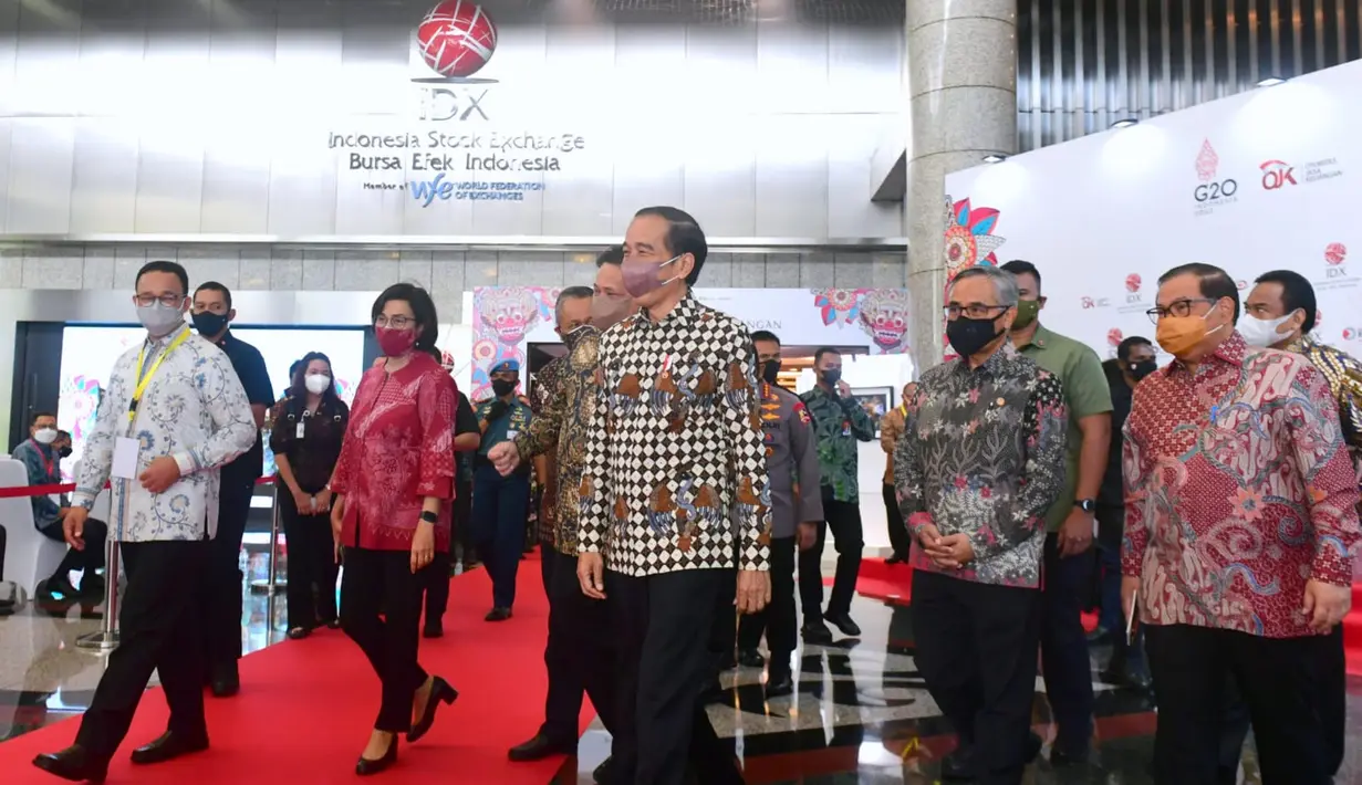 Presiden Joko Widodo menghadiri Pembukaan Perdagangan BEI 2022 di gedung BEI, Jakarta, Senin (3/1/2022). Dalam sambutannya, Presiden mengatakan, secara nasional vaksinasi COVID-19 telah mencapai 70 persen dosis pertama dan 50 persen dosis kedua. (Foto: Muchlis Jr-Biro Pers Sekretariat Presiden)