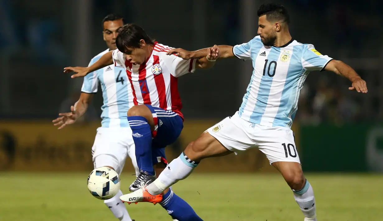 Pemain Paraguay Oscar Romero berebut bola, diapit dua pemain Argentina Sergio Aguero dan Gabriel Mercado dalam kualifikasi Piala Dunia 2018 di stadion Mario Kempes, Cordoba, Argentina (11/10). (REUTERS/Marcos Brindicci)
