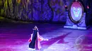 Ibu tiri Putri Salju dan Cermin Ajaib tampil pada Disney On Ice bertajuk Dare to Dream! di Istora Senayan, Jakarta, Jumat (10/4/2015). Acara ini digelar untuk merayakan 75 tahun cerita mengenai Disney Princess (Liputan6.com/Panji Diksana)