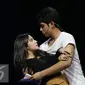 Aktris Prilly Latuconsina dan Aktor Aliando Syarief berlatih serius saat latihan drama musikal di Istora Senayan, Jakarta, Senin (22/8). Prilly dan Aliando akan tampil di HUT SCTV ke-26 pada Rabu (24/8). (Liputan6.com/Herman Zakharia)