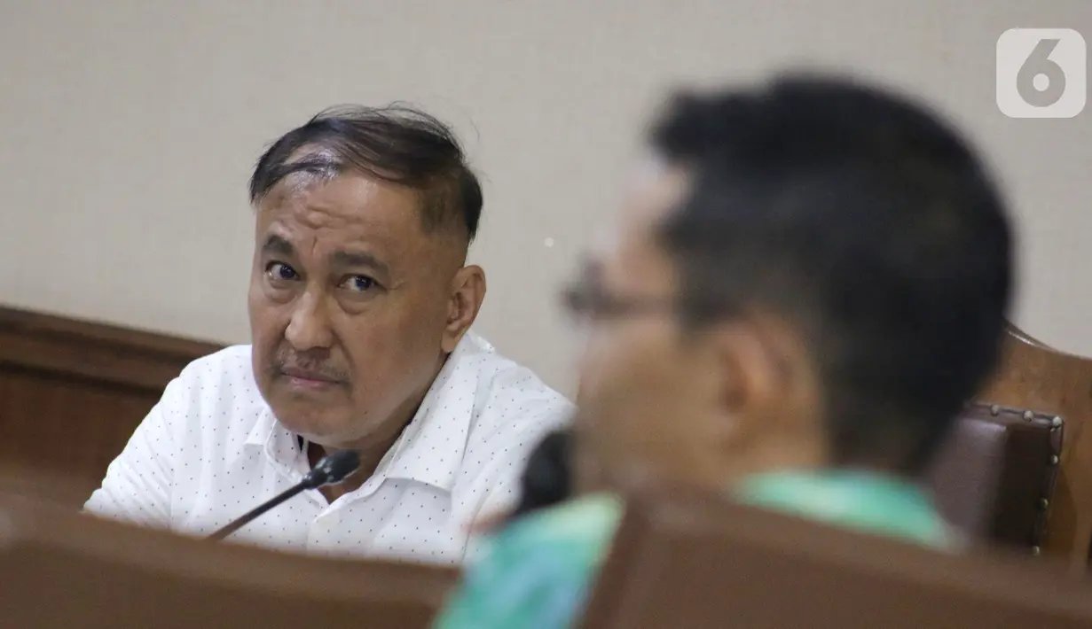 Terdakwa kasus dugaan korupsi terkait pengadaan e-KTP, Markus Nari menyimak keterangan saksi saat menjalani sidang lanjutan di Pengadilan Tipikor, Jakarta, Senin (14/10/2019). Sidang beragendakan mendengar keterangan saksi-saksi. (Liputan6.com/Helmi Fithriansyah)