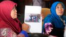 Seorang anggota keluarga korban Gerakan Fajar Nusantara (Gafatar) menunjukan foto keluarganya yang hilang saat audiensi dengan anggota DPRD DIY di gedung DPRD (22/1). (Liputan6.com/Boy Harjanto)