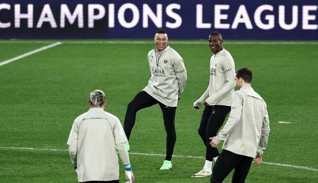 Penyerang Paris Saint-Germain, Kylian Mbappe (tengah) bersama rekan setimnya saat sesi latihan menjelang pertandingan sepak bola leg kedua babak 16 besar Liga Champions melawan Real Sociedad di Stadion Reale Arena, San Sebastian, 4 Maret 2024. (FRANCK FIFE/AFP)