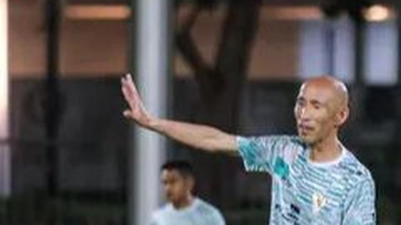 Pelatih Timnas Indonesia Putri U-17, Satoru Mochizuki berbincang dengan asistennya saat memimpin latihan Timnas Indonesia Putri U-17 yang berlangsung di Lapangan A Kompleks SUGBK. (Bola.com/Bagaskara Lazuardi)
