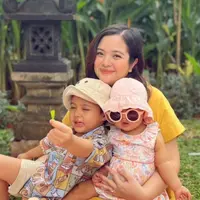 Tasya Kamila heran anak keduanya suka minum jamu. (Dok: IG @tasyakamila https://www.instagram.com/p/Cz9ASFOB96j/?utm_source=ig_web_copy_link&amp;igsh=MzRlODBiNWFlZA==)