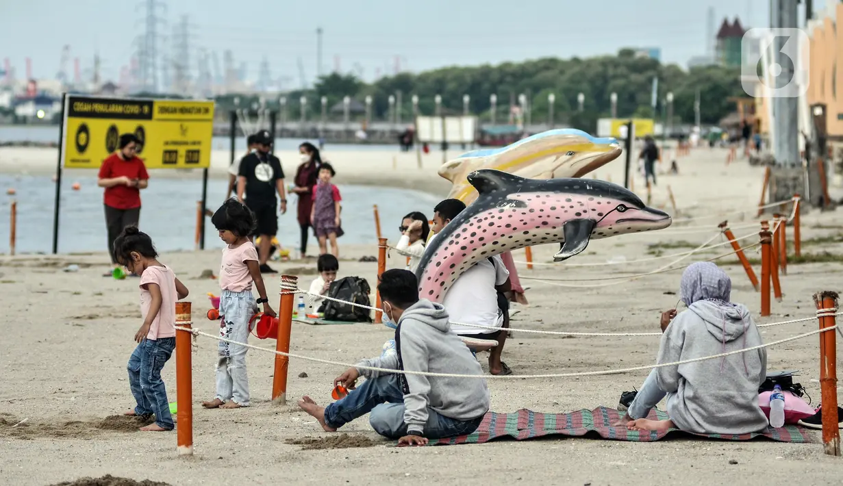 Anak-anak didampingi orangtua saat berwisata di Pantai Lagoon, Ancol, Jakarta, Kamis (21/10/2021). Pemerintah Provinsi DKI Jakarta menyesuaikan sejumlah aturan kegiatan dengan adanya pemberlakuan pembatasan kegiatan masyarakat (PPKM) level 2. (merdeka.com/Iqbal S. Nugroho)