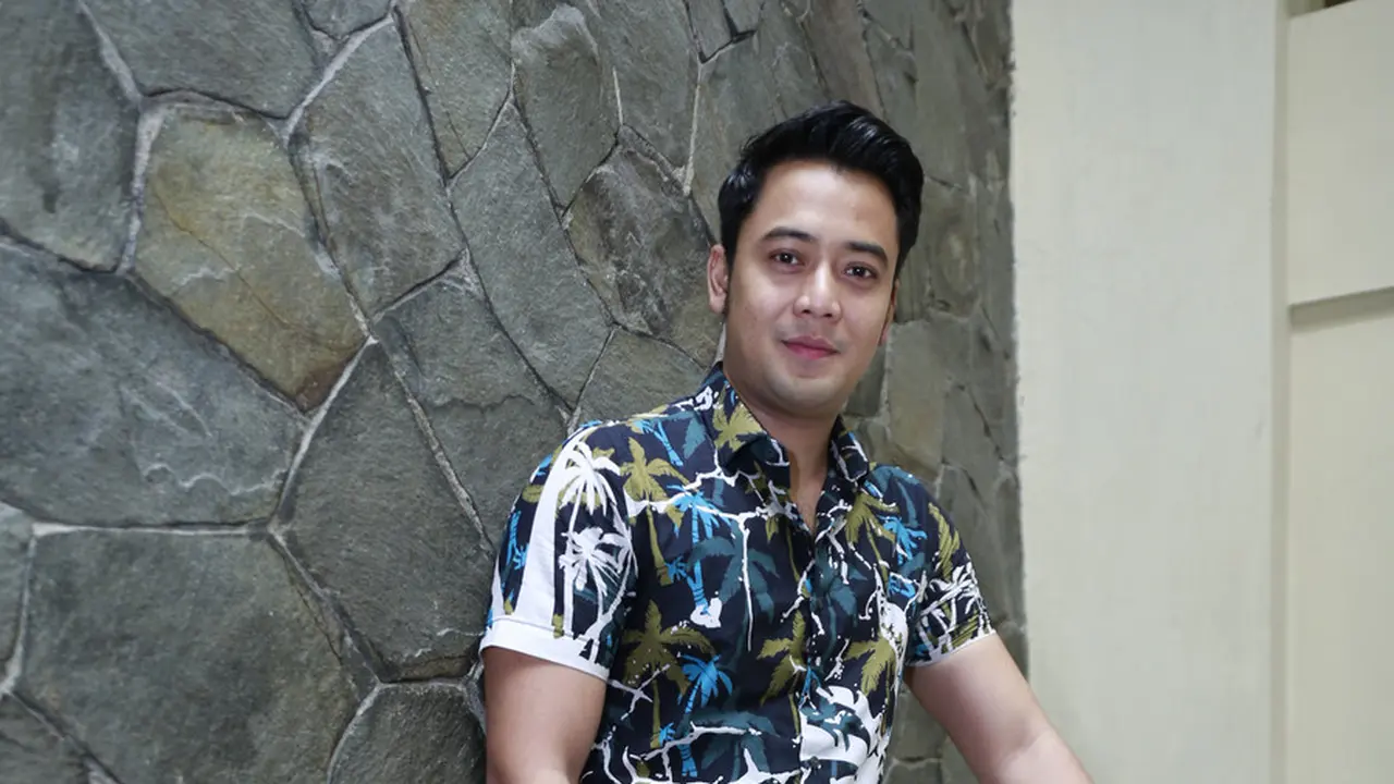 Potret Gaya Kriss Hatta yang Selalu Tampil Simple