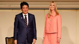 Ivanka Trump (kanan) didampingi Perdana Menteri Jepang Shinzo Abe saat menghadiri acara Majelis Wanita Sedunia (WAW!) di Tokyo, Jepang (3/11). (AFP Photo/Pool/Eugene Hoshiko)