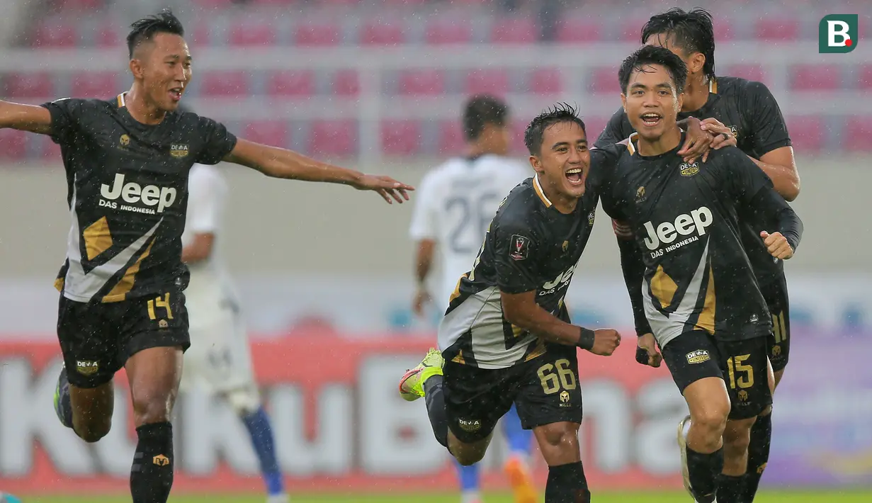 Selebrasi pemain Dewa United FC, Rangga Muslim Perkasa (kanan) setelah mencetak gol pertama timnya ke gawang PSIS Semarang dalam lanjutan babak penyisihan Grup A Piala Presiden 2022 antara Dewa United FC menghadapi PSIS Semarang di Stadion Manahan, Solo, Jawa Tengah, Jumat (17/6/2022). (Bola.com/Arief Bagus)