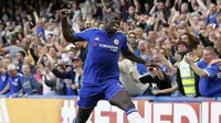 Kurt Zouma (Bertahan) - Dirinya merupakan salah satu bek terbaik Chelsea pada musim ini. Pemain berusia 21 tahun itu menjadi pilihan utama dibanding Terry dan juga Gary Cahill. (AFP/Ian Kington)