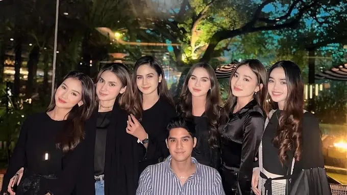 Potret Al Ghazali saat buka bersama bareng pemain Little Mom series (Sumber: Instagram/@alghazali7)