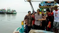 Usai berorasi, Jokowi sempat melihat kondisi kapal ikan yang sedang berlabuh di pelabuhan, Jawa Tengah, Kamis (19/6/14). (Liputan6.com/Herman Zakharia)