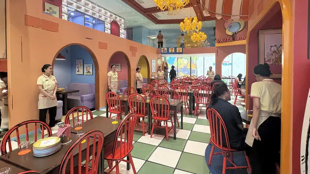 Garfield Café dengan makanan khas Italia. [Anisha/Fimela]