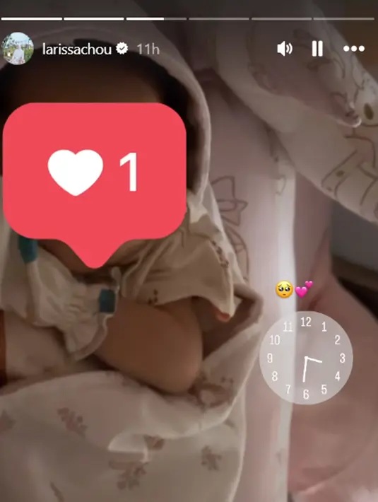 Usai bagikan momen ajak Baby Alesha jalan-jalan keluar rumah, Larissa Chou unggah story ia terbangun di jam setengah 4 subuh karena buah hatinya menangis. Larissa bubuhkan emotikan terharu dan love di videonya. Istri Ikram Rosadi ini memang aktif bagikan potret buah hatinya yang punya nama lengkap Alesha Alifa Hebatillah Rosadi ini meski wajahnya masih ditutupi. (Liputan6.com/IG/@larissachou)