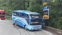 Seorang pria berhasil hentikan bus ANS yang Blong di tanjakan Sitinjau Lauik. (source: Instagram @mood.jakarta)