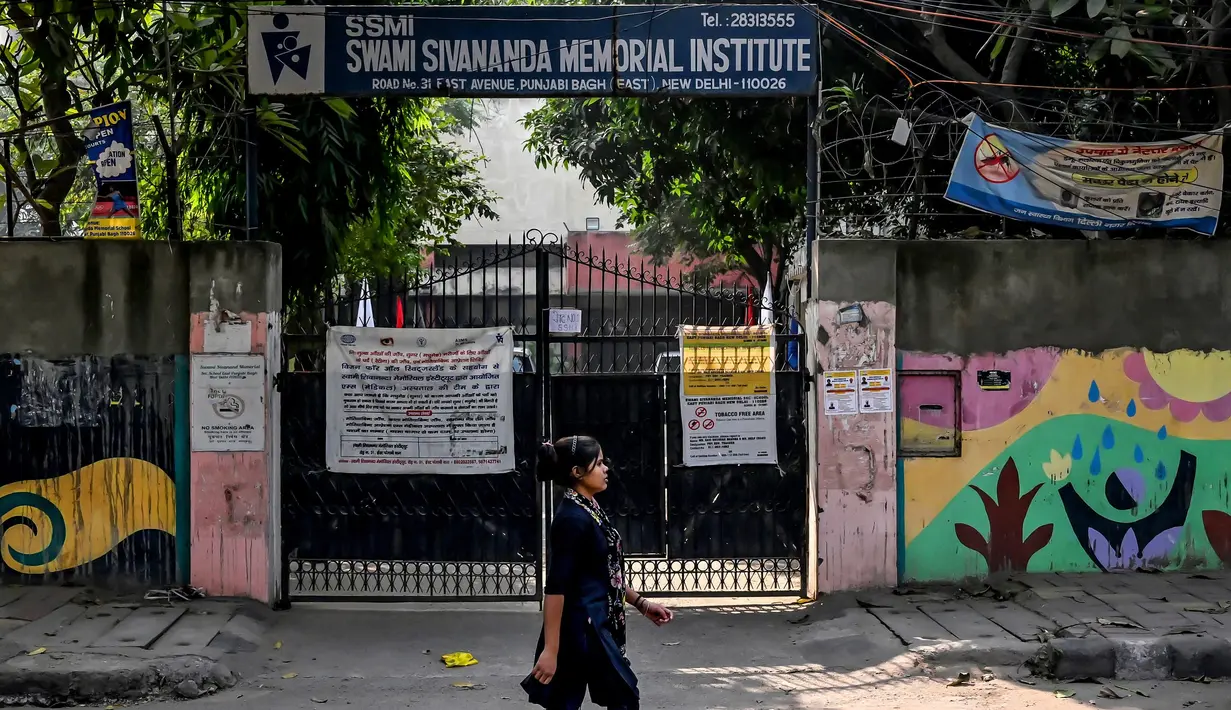 Penutupan sementara sekolah-sekolah tersebut karena polusi udara yang terus memburuk. (Arun SANKAR/AFP)
