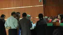 Usai sidang, Sudjadnan tampak berkumpul dengan beberapa orang didepan para Majlis Hakim di Pengadilan Tipikor, Jakarta, Rabu (14/5/2014) (Liputan6.com/Faisal R Syam)