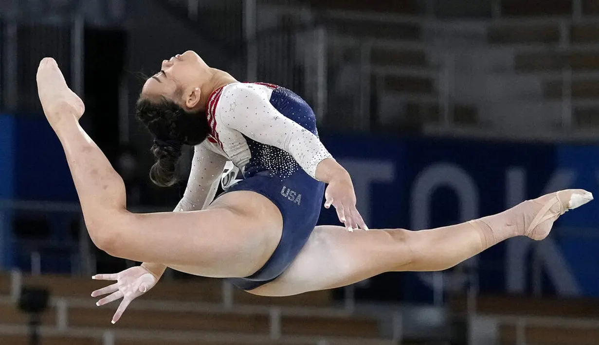 Pesenam putri Amerika Serikat (AS), Sunisa Lee, sukses keluar sebagai yang terbaik di nomor semua alat atau all-around Olimpiade Tokyo 2020. Atlet termuda di tim senam AS itu tampil nyaris tanpa cela dan berhasil merengkuh keping emas di ajang tersebut. (Foto: AP/Gregory Bull)