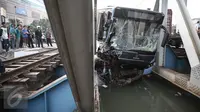 Sebuah kecelakaan terjadi antara bus transjakarta dengan Kereta Senja Utama Solo di perlintasan Gunung Sahari, Jakarta, Kamis (19/5). (Liputan6.com/Faizal Fanani)