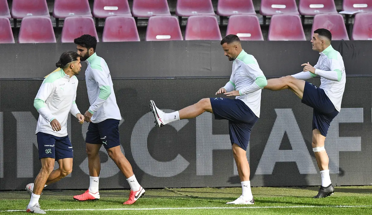 Bek Swiss, Ricardo Rodriguez (kiri) melakukan pemanasan selama sesi latihan tim di Stadion RheinEnergie, Cologne, Jerman (12/10/2020). Swiss akan bertanding melawan Jerman dalam lanjutan UEFA Nations League Divisi A Grup 4 (A4). (AP Photo/Martin Meissner)